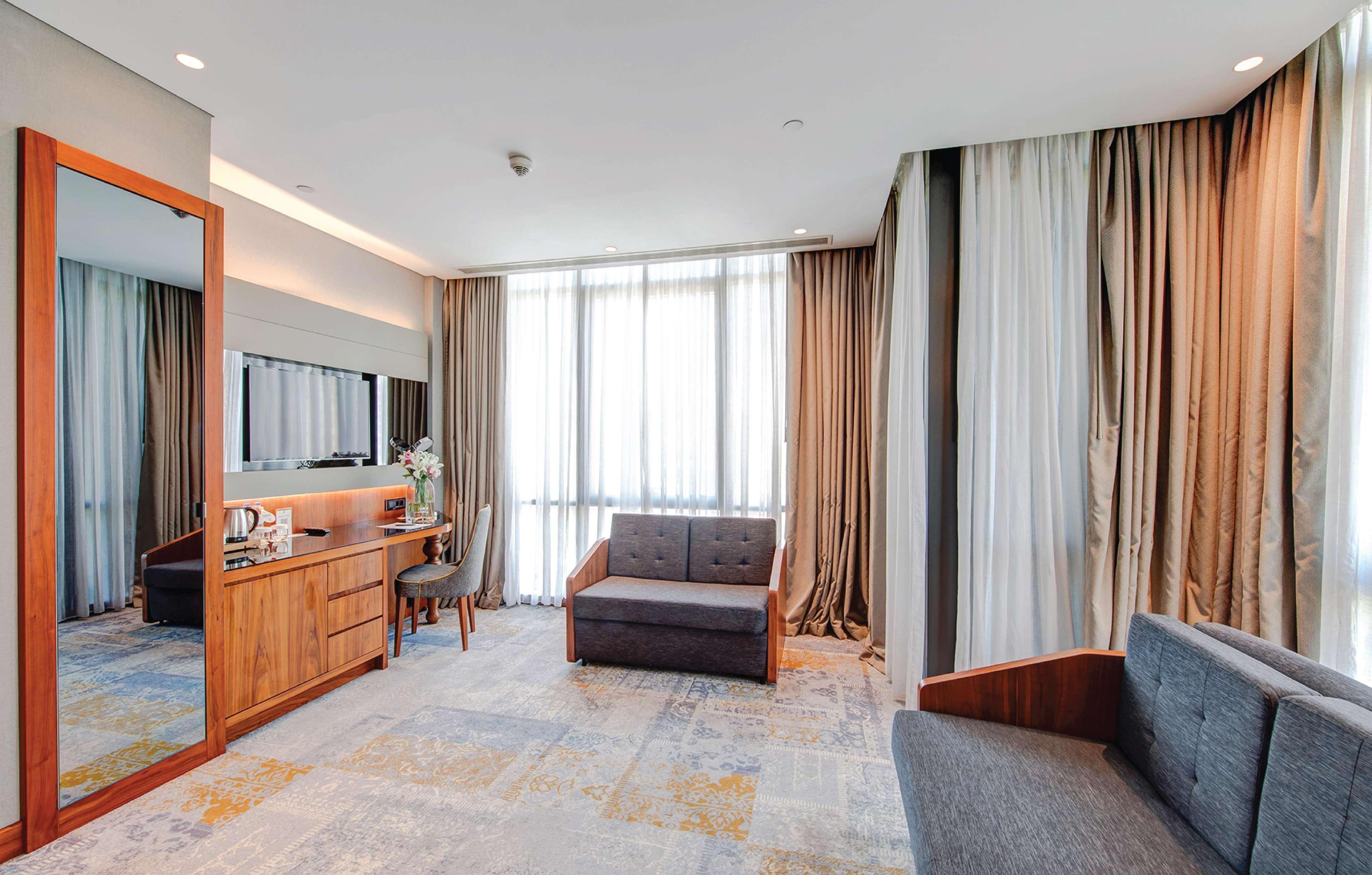 Doubletree By Hilton Istanbul - Piyalepasa Ξενοδοχείο Εξωτερικό φωτογραφία A suite at the hotel