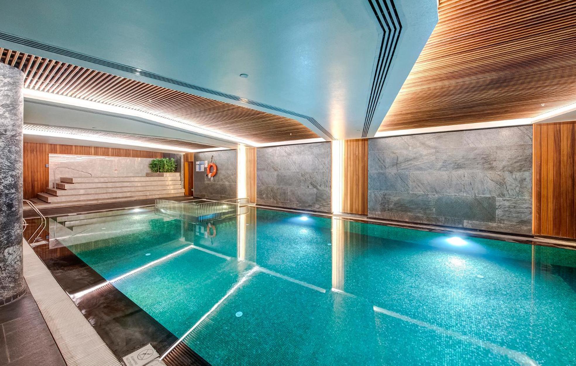 Doubletree By Hilton Istanbul - Piyalepasa Ξενοδοχείο Εξωτερικό φωτογραφία The swimming pool at the hotel