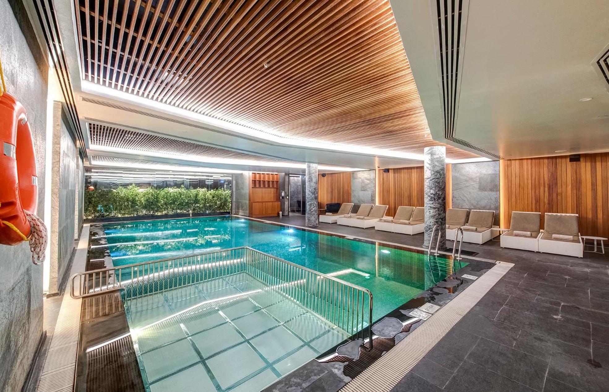 Doubletree By Hilton Istanbul - Piyalepasa Ξενοδοχείο Εξωτερικό φωτογραφία The swimming pool at The Landmark