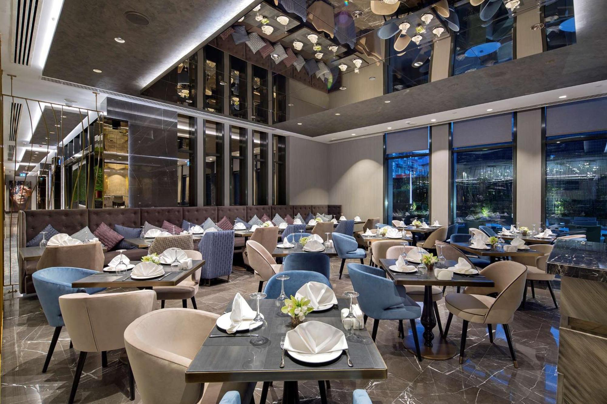 Doubletree By Hilton Istanbul - Piyalepasa Ξενοδοχείο Εξωτερικό φωτογραφία The interior of the restaurant