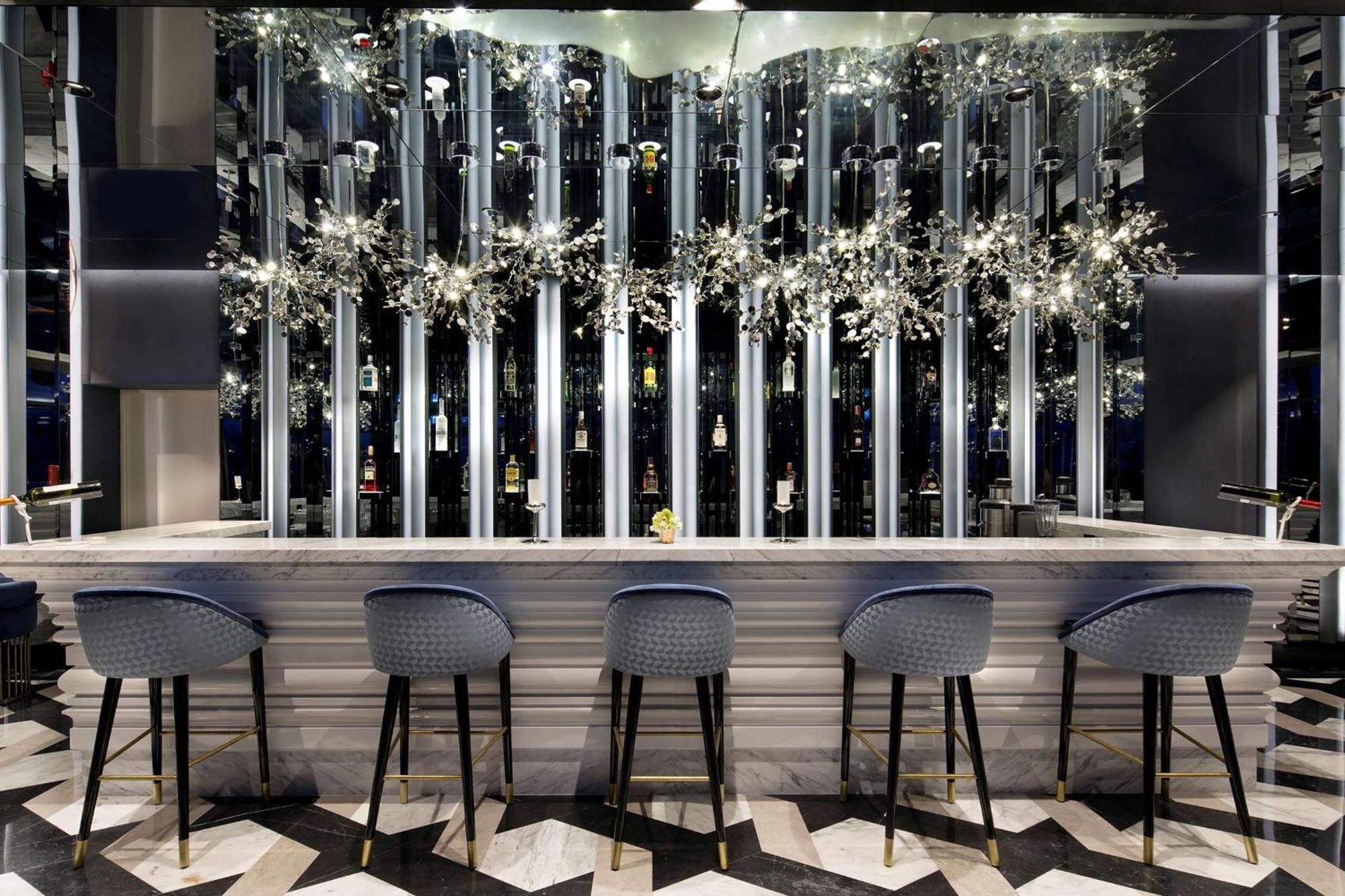 Doubletree By Hilton Istanbul - Piyalepasa Ξενοδοχείο Εξωτερικό φωτογραφία The bar at the hotel